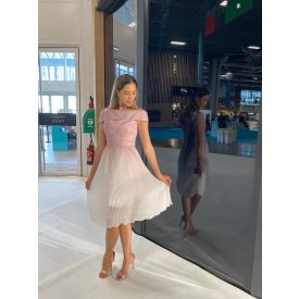 Alkalmi ruha pliszérozott szoknyarésszel púder